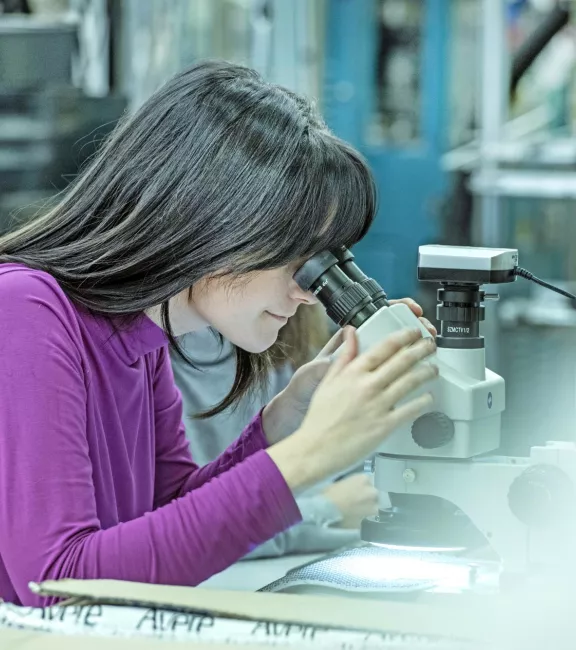 Studentka przy mikroskopie